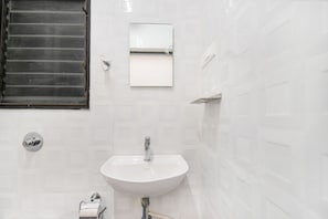 Habitación Deluxe | Baño | Regadera, regadera tipo lluvia, amenidades de baño gratuitas, toallas