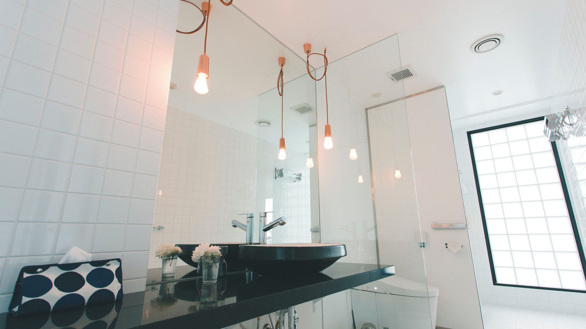 Badewanne und Dusche (separat), Regendusche, Designer-Toilettenartikel