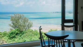 Panoramic Suite, 1 Bedroom, Non Smoking, Ocean View (S04 or S03) | Pemandangan dari bilik