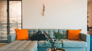Design Suite, 1 Bedroom, Non Smoking, Partial Ocean View (S02) | Living area