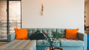 Design Suite, 1 Bedroom, Non Smoking, Partial Ocean View (S02) | Living area
