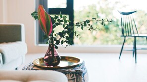 디자인 스위트, 침실 1개, 금연, 부분 바다 전망 (S02) | 3 개의 침실, 필로우탑 침대, 각각 다른 스타일의 인테리어, 다리미/다리미판