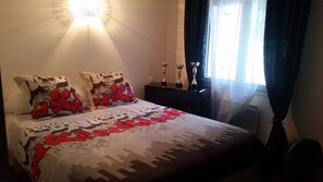 4 dormitoris, planxa i posts de planxar, wifi gratuïta i roba de llit 