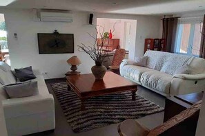 Fernseher, Kamin, Tischtennisplatte