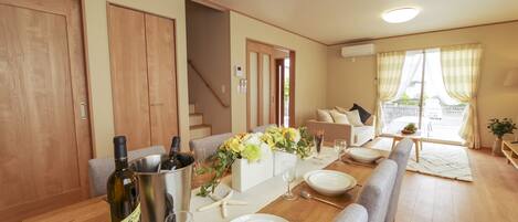 House, 4 Bedrooms | Living area