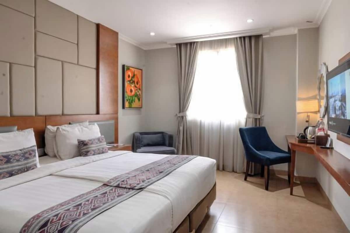 In-room safe, soundproofing, free WiFi