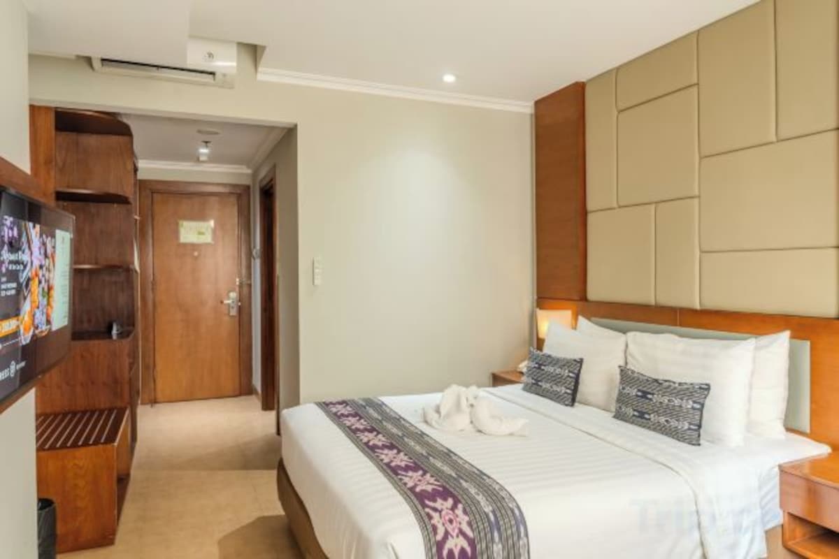 In-room safe, soundproofing, WiFi (free)