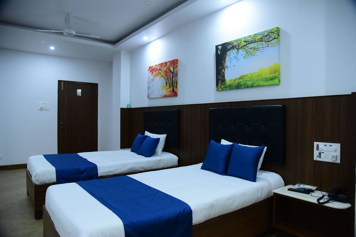 Large Double or Twin Room | Iron/ironing board, rollaway beds, free WiFi