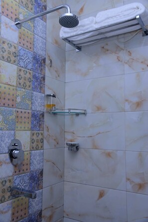 Deluxe King Room | Bathroom | Shower, free toiletries