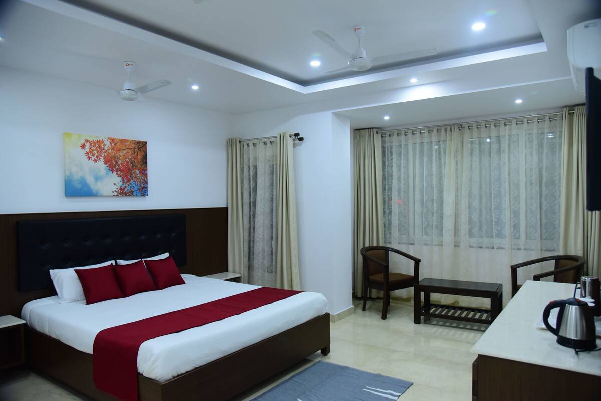 Deluxe King Room | Iron/ironing board, rollaway beds, free WiFi