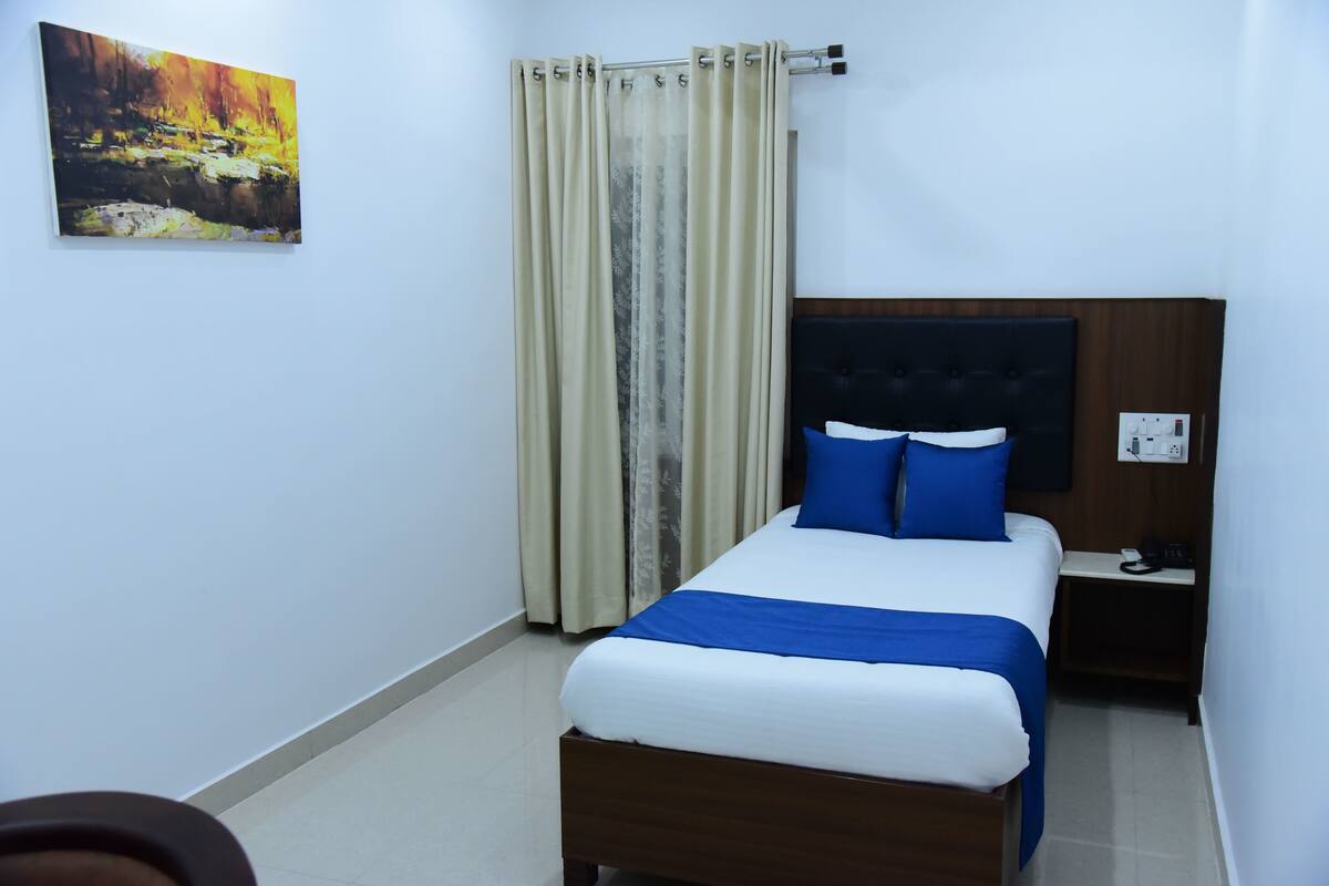 Iron/ironing board, rollaway beds, free WiFi