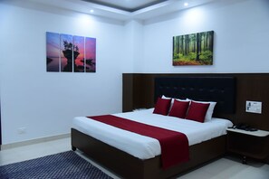 Deluxe King Room | Iron/ironing board, rollaway beds, free WiFi