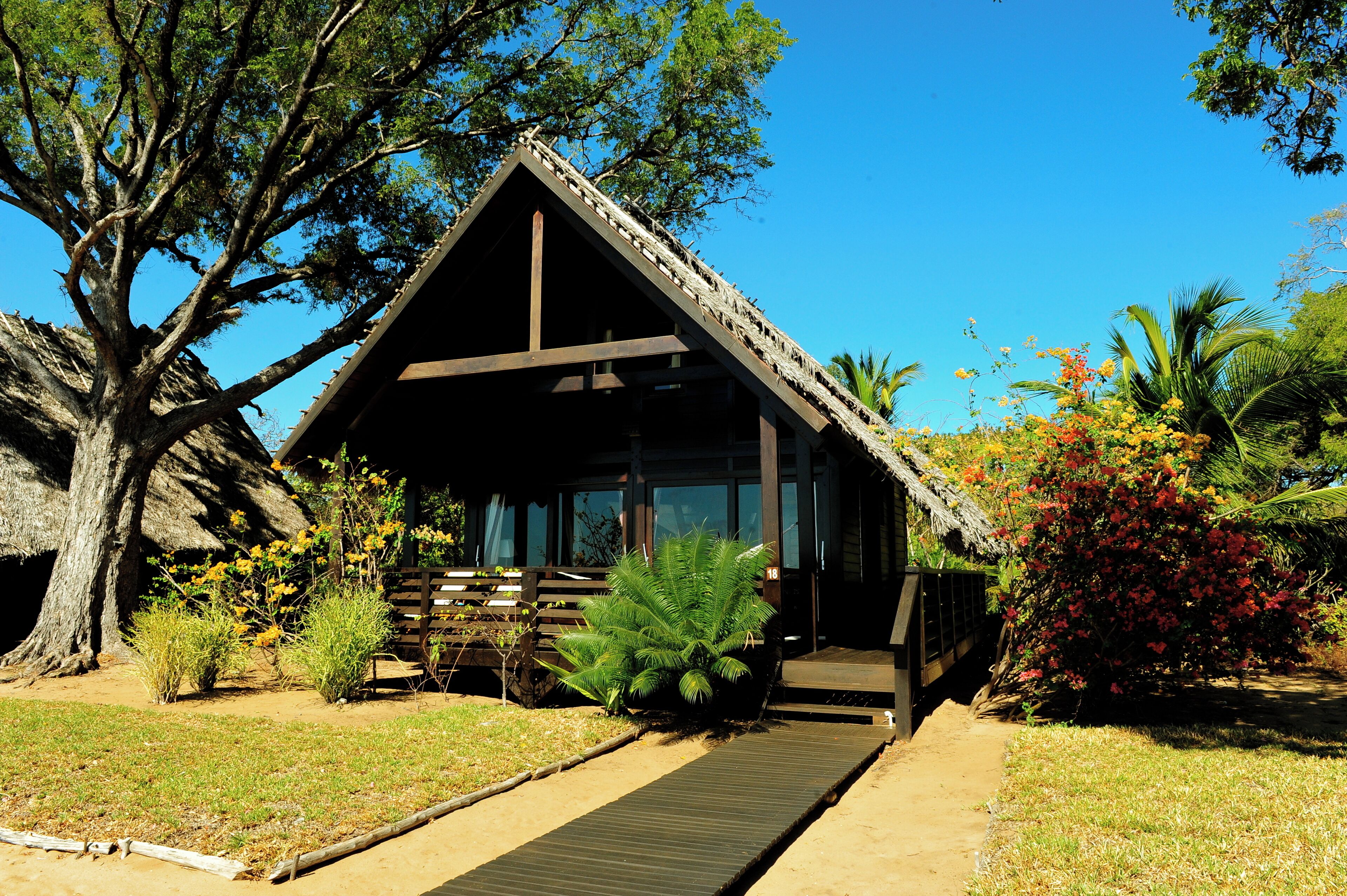 เครื่องนอนระดับพรีเมียม, ตู้นิรภัยในห้องพัก, โต๊ะทำงาน, ผ้าม่านกันแสง