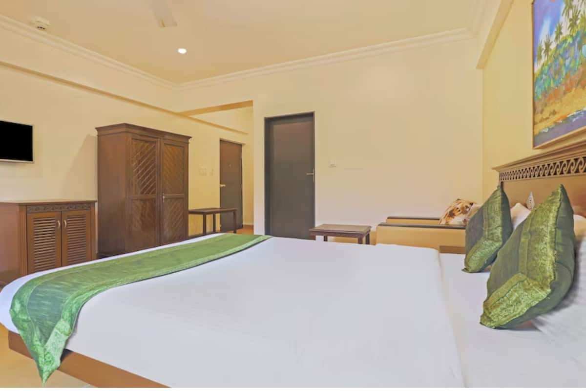 Premium Rooms with Balcony | Desk, soundproofing, iron/ironing board (on request), WiFi (free)