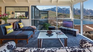 Unclassified image, 5 of 12, button - Panoramic (Queenstown)