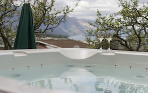 Bañera de hidromasaje al aire libre
