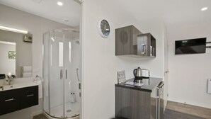 Dúplex, 1 habitación | Baño | Ducha, artículos de higiene personal gratuitos y secador de pelo