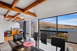 Family dining - Woodbury Retreat (Queenstown)