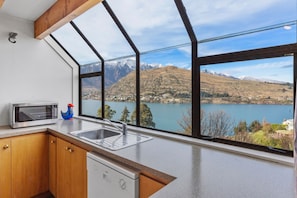 House, 4 Bedrooms | Private kitchen