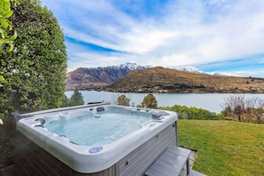 House, 4 Bedrooms | Outdoor spa tub