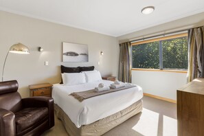 House, 4 Bedrooms | 4 bedrooms, iron/ironing board, cribs/infant beds, free WiFi - Hensman Heights (Queenstown)