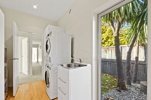 House, 4 Bedrooms | Laundry