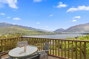 House, 5 Bedrooms | BBQ/picnic area - Golden Heights (Queenstown)