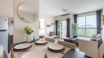 Phòng Suite, 2 phòng ngủ | Khu vực ăn uống tại phòng