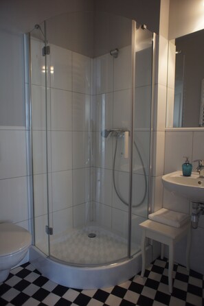 Leilighet, 1 queensize-seng med sovesofa (#52) | Bad | Dusj, toalettartikler (inkludert), hårføner og tøfler