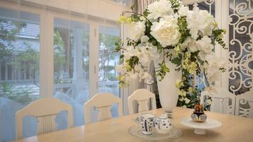 Luxury Villa, 4 Bedrooms | In-room dining