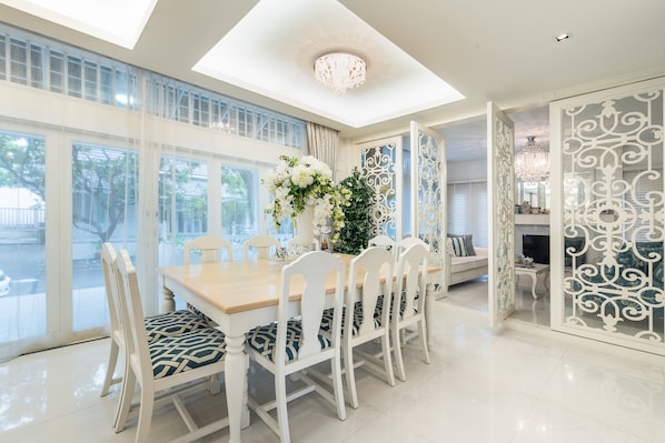 Luxury Villa, 4 Bedrooms | In-room dining