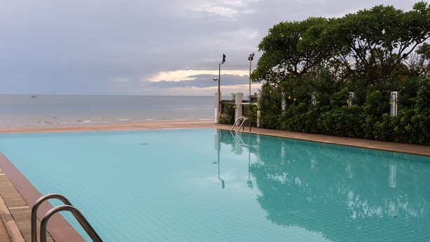 A swimming pool with a view of the beach and ocean. - Hua Hin Beach Villa by Passionata (Hua Hin)
