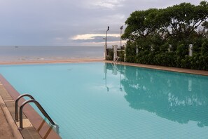 Outdoor pool - Hua Hin Beach Villa by Passionata (Hua Hin)