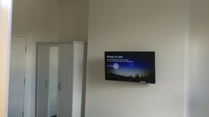A room with a flat-screen TV mounted on the wall displaying 'Ready to cast'. - Regent Serviced Suites (Doncaster)