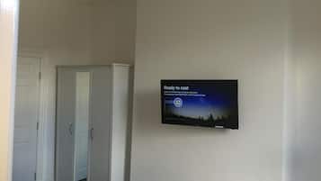 Spacious Ensuite Room | 1 bedroom, iron/ironing board, free cots/infant beds, free WiFi