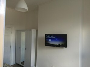 1 habitación, tabla de planchar con plancha y cunas gratuitas