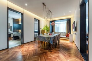 Three-Bedroom Tatami Suite with One King Bed and Four Queen Beds | Living area | Flat-screen TV - HeSu DESIGNER Hotel & Suites - Xi'an Drum Tower & YONGNING Gate Branch  (Xi'an)