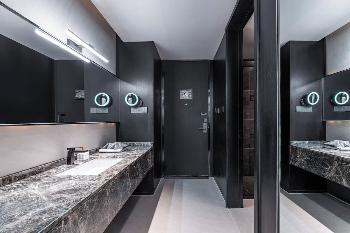 3 bedrooms, premium bedding, minibar, desk