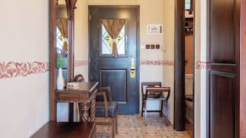 Quarto casal, 1 cama Queen | Roupas de cama premium, escrivaninha, cortinas blackout