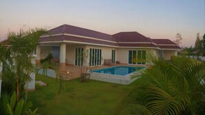 A modern house with a swimming pool, surrounded by lush greenery. - Villa de Veluwe at Hua Hin (Hua Hin)