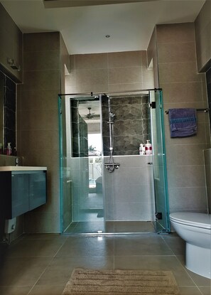 3-Bedroom Villa  | Badkamer | Een douche, gratis toiletartikelen, een haardroger, een bidet