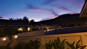 A row of hotel rooms with a view of the sky at dusk. - Villa de Veluwe at Hua Hin (Hua Hin)