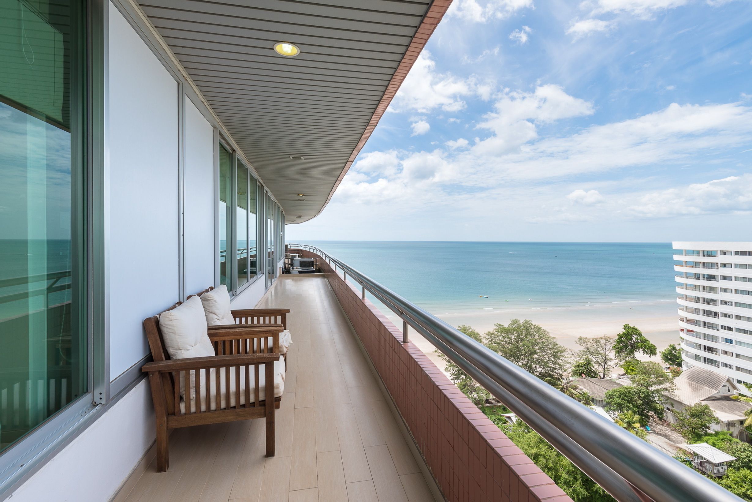 2-Bedroom Condo | Hiên