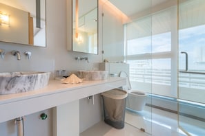 2-Bedroom Condo | 浴室 | 深泡浴缸、免费洗浴用品、吹风机