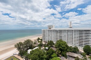 A high-rise hotel with multiple balconies overlooking a beach. - Hua Hin Luxury Condo by Passionata (Hua Hin)