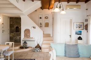 Maison, 2 chambres, piscine privée | Salle de séjour | Télévision à écran plat