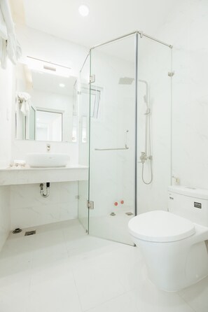 Comfort-Apartment | Badezimmer | Dusche, kostenlose Toilettenartikel, Haartrockner, Hausschuhe