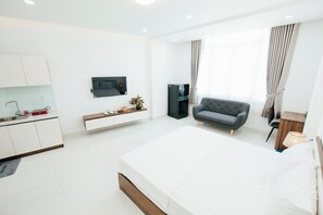 ตู้นิรภัยในห้องพัก, โต๊ะทำงาน, ห้องเก็บเสียง, เตียงเสริม/เปล