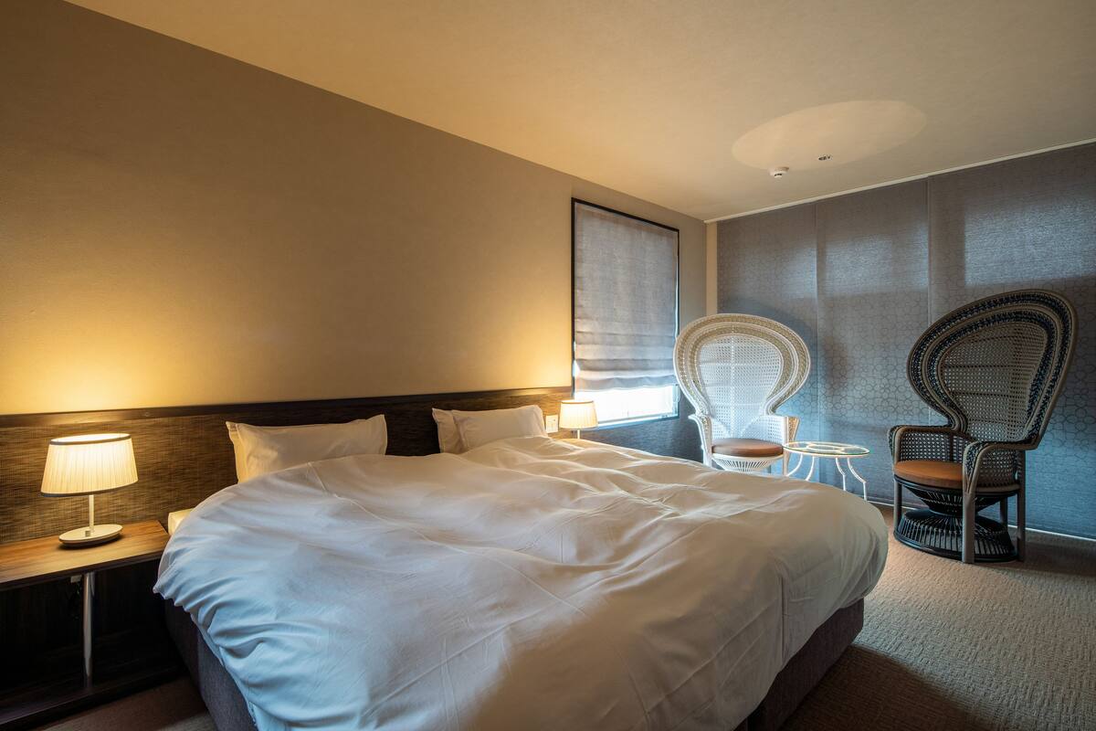 Room#502 Deluxe Room King | In-room safe, soundproofing, WiFi (free), individually decorated