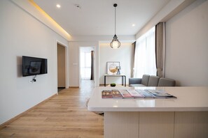 Caja de seguridad en la habitación, escritorio y cortinas blackout